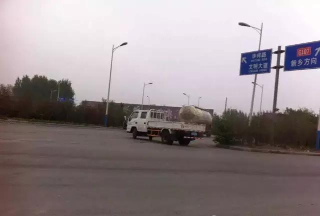 安阳国道107与华祥路交叉口转盘处树木太高,存在安全