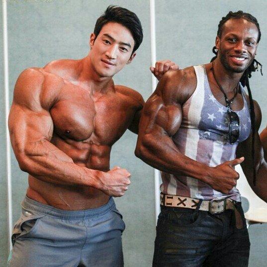 黄哲勋的强壮大肩膀怎么练的?其肩部训练计划