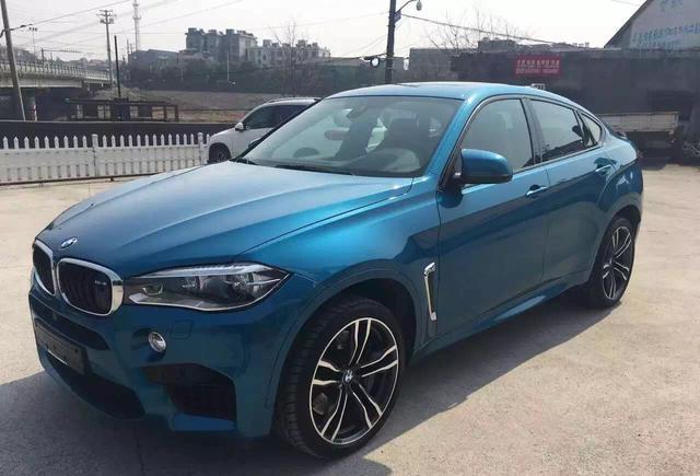 实拍2015款宝马X6M，外观动感，难怪有人宁愿坐宝马里面哭