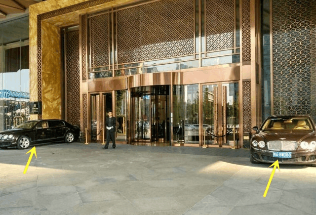 酒店门口突然来了两辆豪车, 看了一眼车牌, 竟然都是王思聪的!