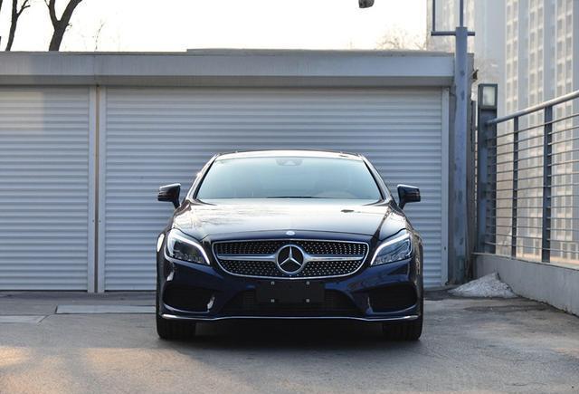 被誉为最美奔驰车, 70万起售, 但消费者坦言更爱奥迪!