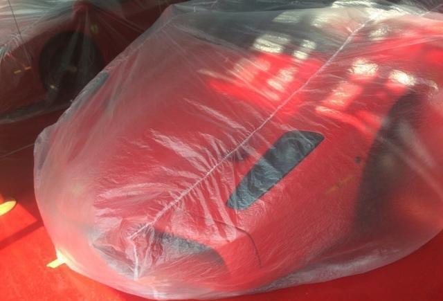 同样是千万超跑, 有人用专用车衣, 有人却只用一层塑料袋?