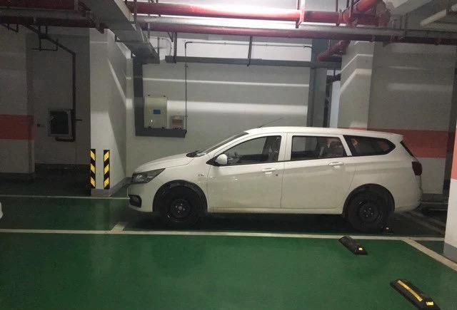 地库遇到7座版宝骏310, 车真的好长, 据说卖4万块, 肯定爆款