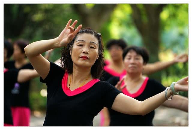 全世界都在关注的中国大妈,不应当被贴上标签