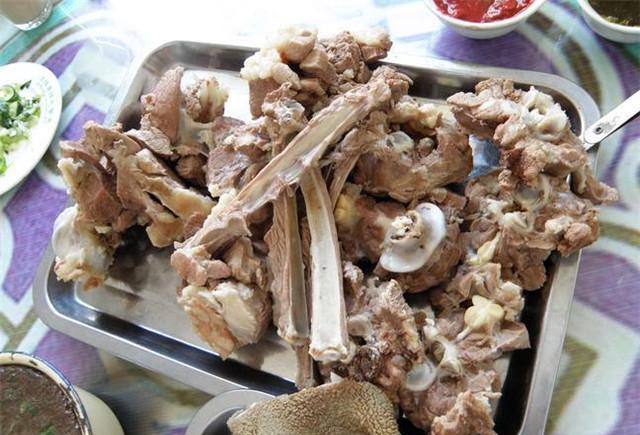 吃着手把肉边喝马奶酒, 今天算是做了一回真正的蒙古人