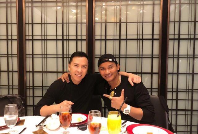 中国武打明星与泰国武打明星托尼贾相遇合照,