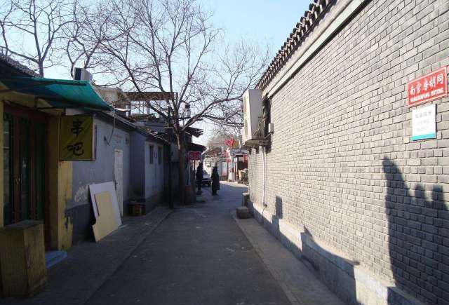 南官房胡同,位于北京什刹海地区,清乾隆年间称"南官府胡同,宣统年间