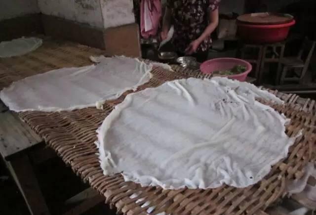 舌尖上的大余:记忆中烫皮制作过程。