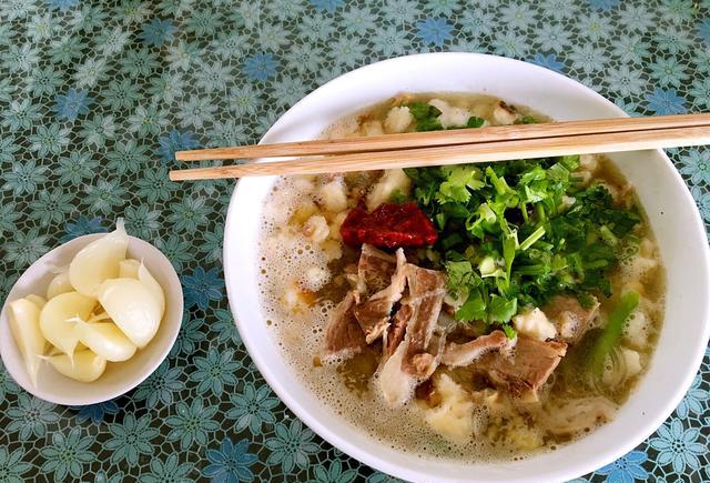 陕南边城小镇的一碗羊肉烩馍 夫妻两卖了二十几年食客开车来吃