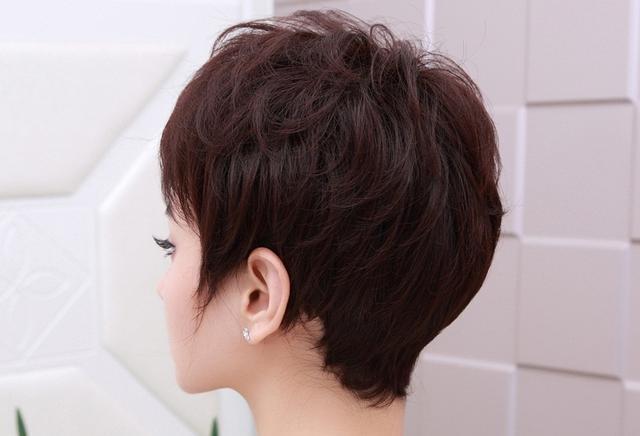 四五十岁的女人别乱剪发，2018年超流行的发型，年轻十岁不止