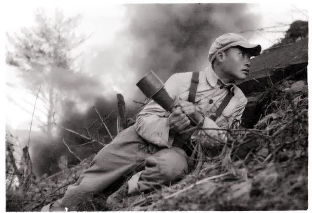 这个志愿军战士静静坐在战壕,10多支枪口指着他时,拉响了手榴弹