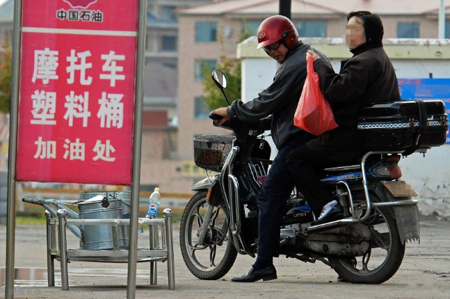 为什么有一些加油站不愿意给摩托车加油?老司机说了实话