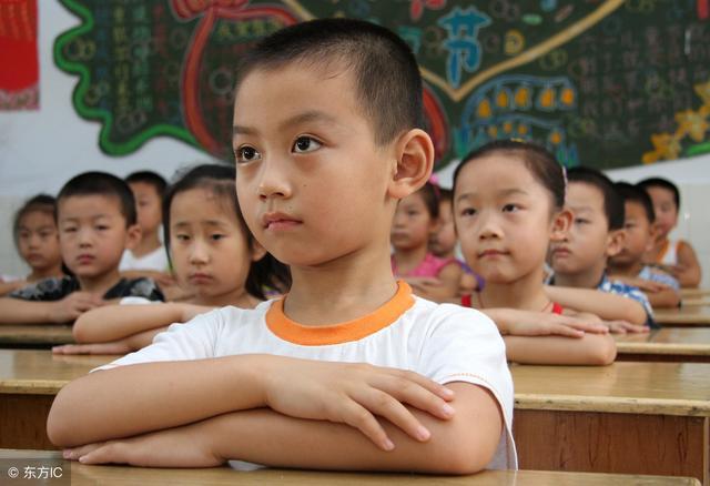 小孩上小学一年级在学校上课注意力不集中该怎