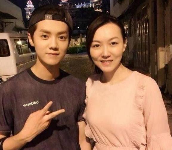 鹿晗父母近照曝光,爸爸一身阳刚正气,网友:鹿晗