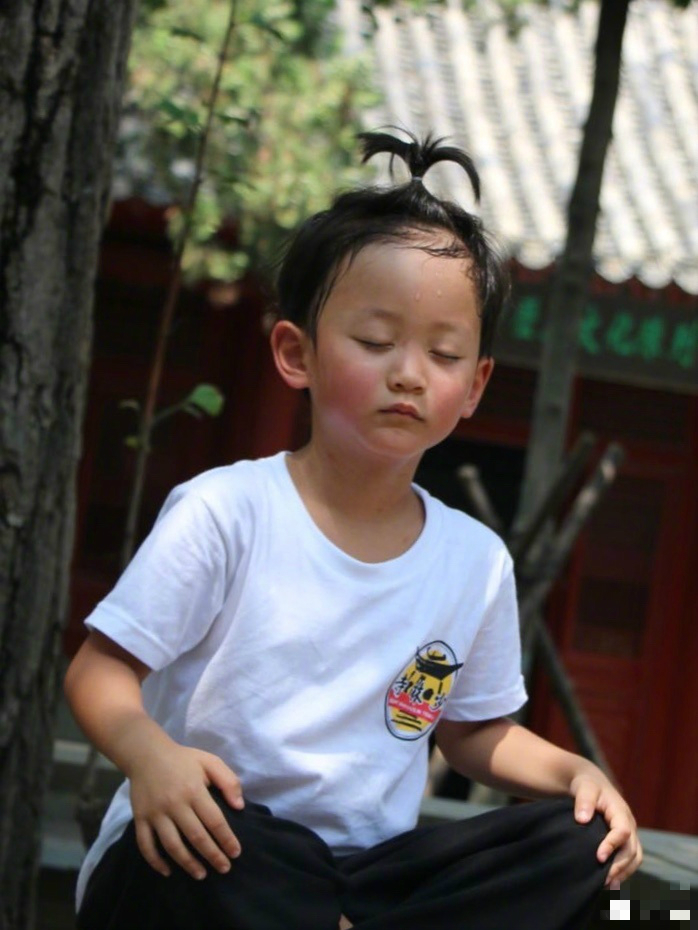 乐嘉5岁女儿近照曝光！满头大汗打坐休息，网友：可真下得去手