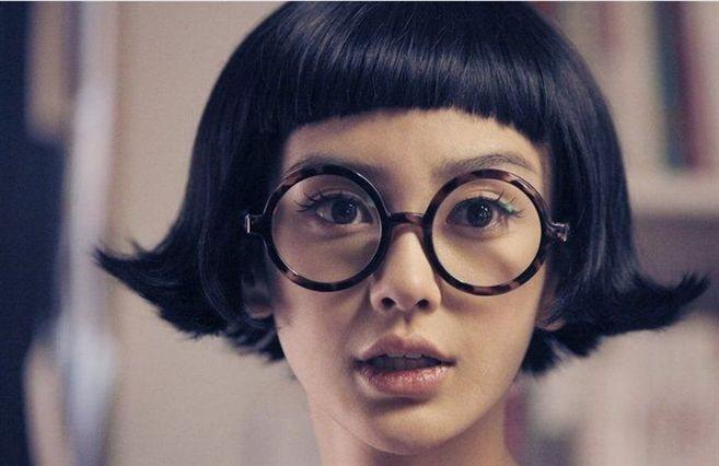 同样是戴眼镜,郑爽好清纯,她却丑哭了