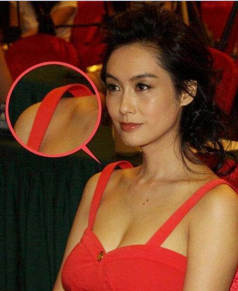 47岁朱茵近照,深v礼服开到底,网友:难怪星爷至今不娶妻