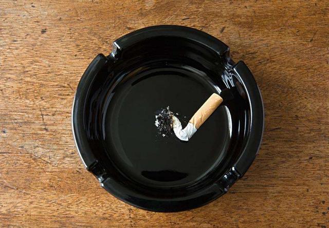 烟灰缸里放张纸巾,解决了烟民们的一个小难题,看完都试试吧