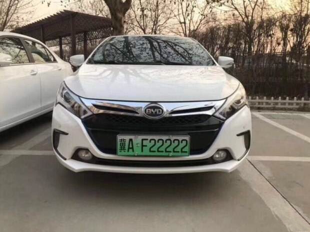比亚迪的车主一齐竟拥有多牛,看完车牌网友开锅了,奔驰珍马车主无语