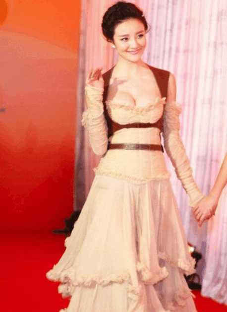 熟悉的刘雨欣穿深V礼服, 用皮带捆绑 网友: 太尴