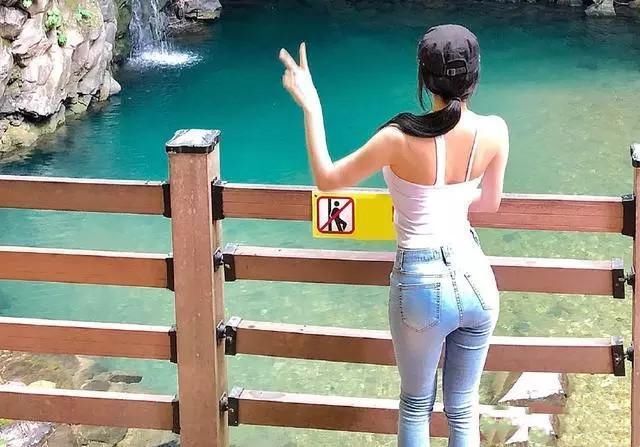 杨柳细腰的牛仔裤美女,夸张的腰臀比例引人注目!