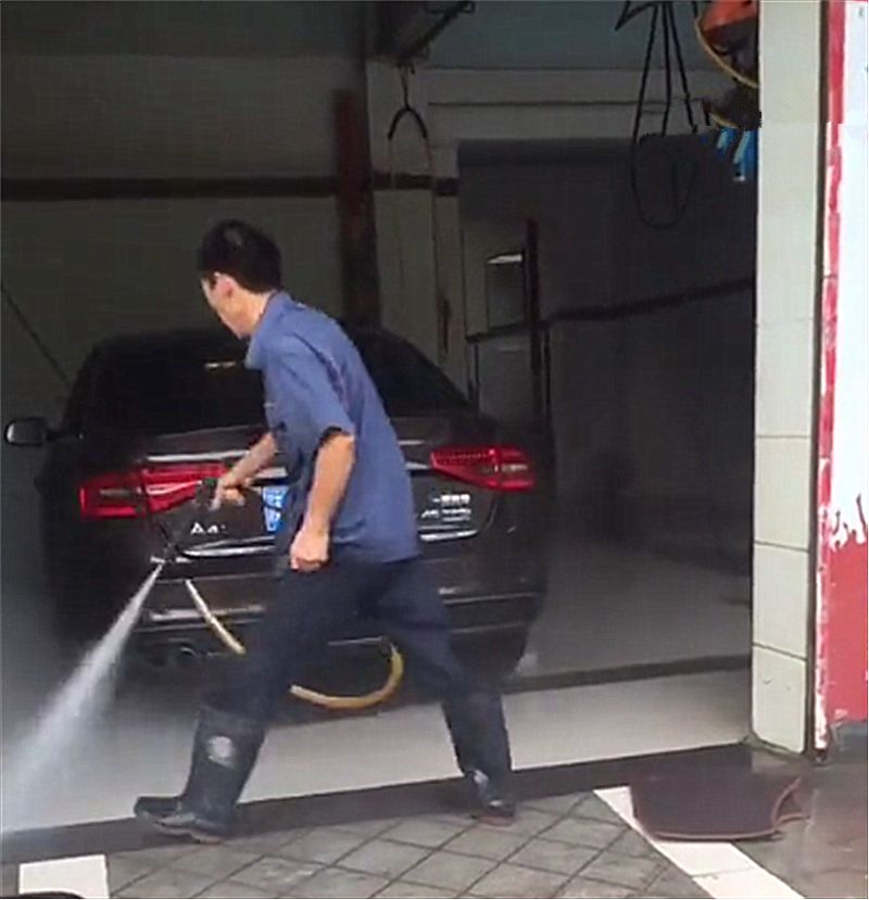 陕西一辆奥迪去洗车，本不会太关注，但洗车工一动作实在太霸气！