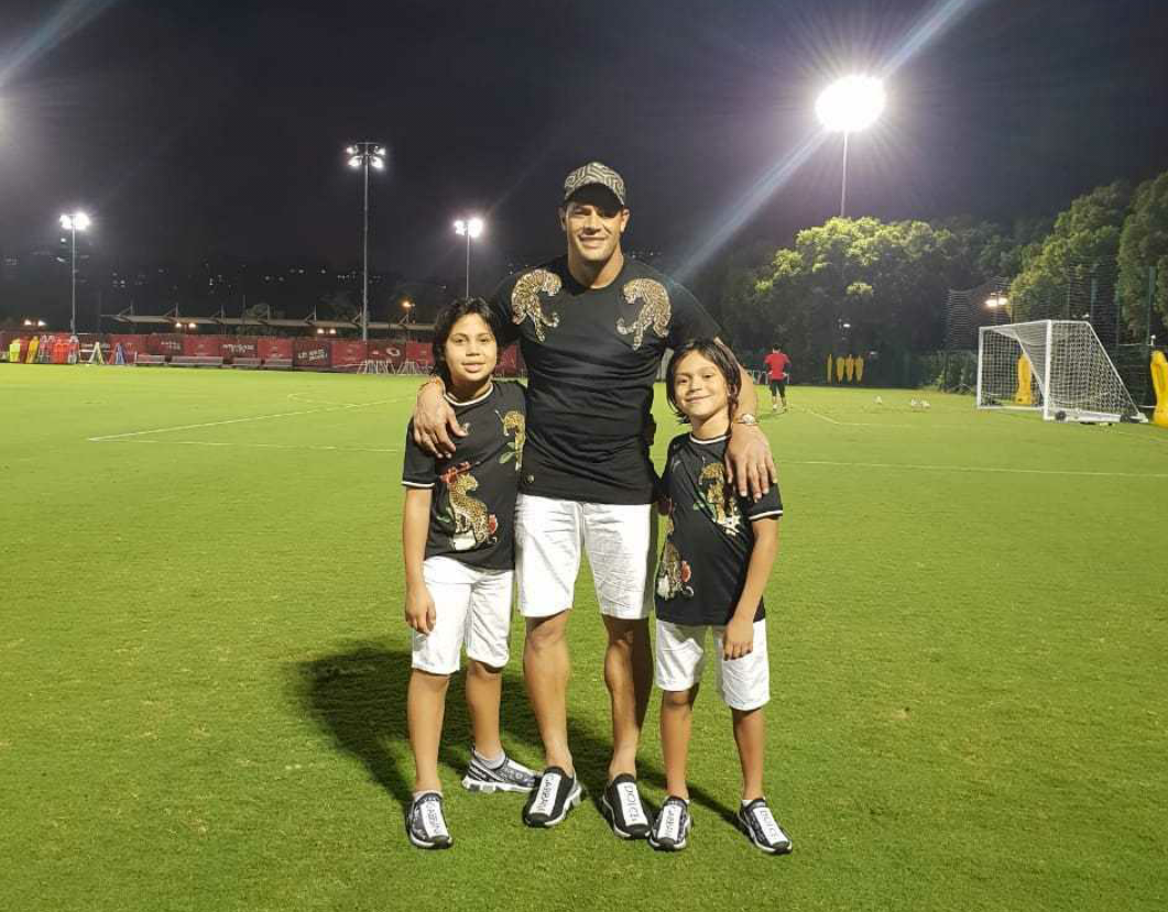 上港外援胡尔克晒出自己与父亲、两孩子的照片