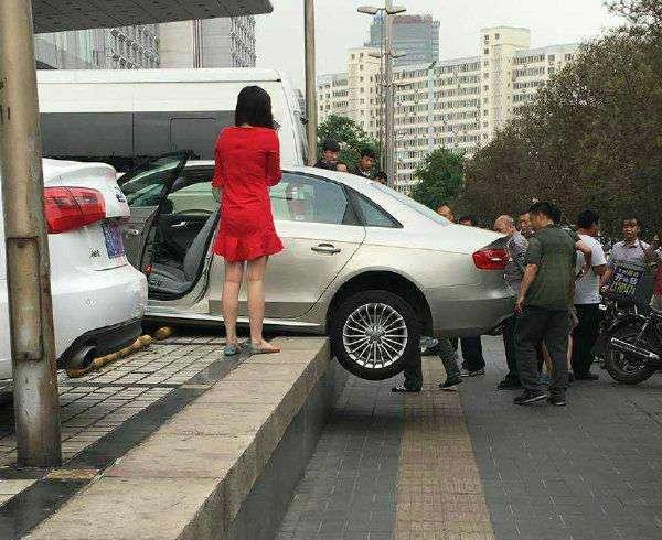 90后美女相约驾车入藏，统一爱国服装，却选了两辆进口日系越野