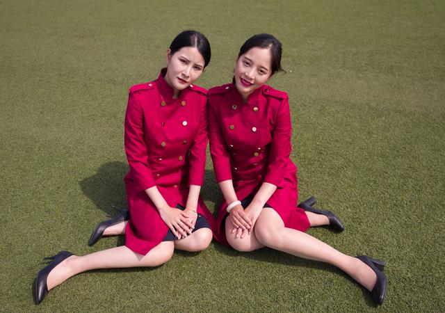 【成都封面】高颜值空姐空少绿茵场上秀技能 四川这所学校火了!