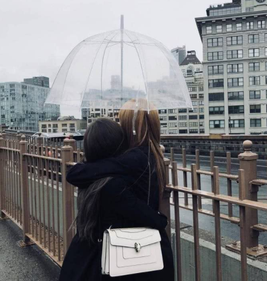 金智秀撑伞都这么美了,短裙白袜的游客街拍,一