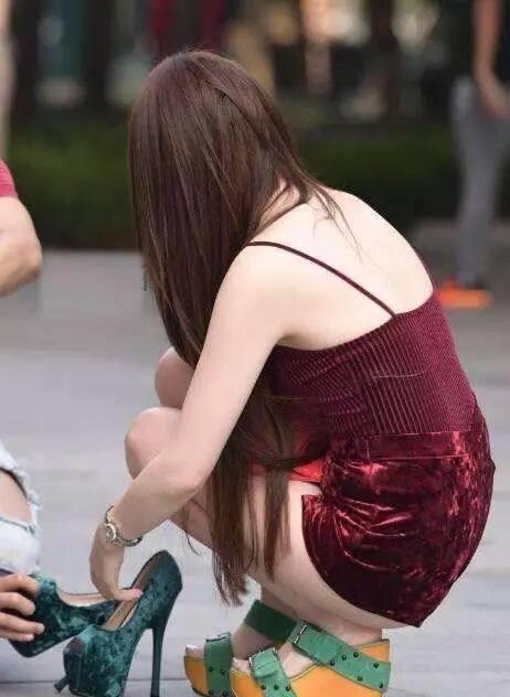 这是一位非常漂亮的时尚小姐姐,虽然看不清容颜,但是想然必定不会差