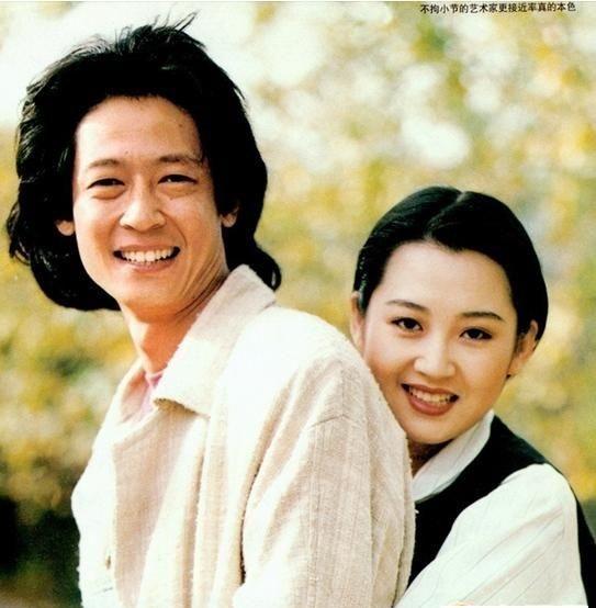 51岁王志文与小8岁妻子陈坚红近照, 9岁儿子戴墨镜酷帅引人注目!