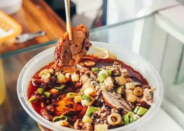 板 鸭 板鸭是以鸭子为原料的腌腊食品,分腊板鸭和春板鸭两种