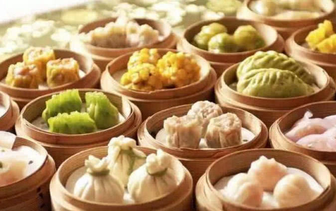 老外拍摄中国美食纪录片,第一次吃到中国菜,夸