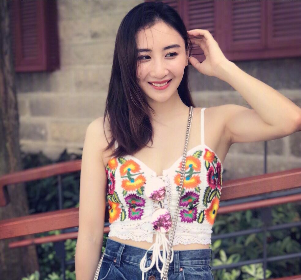 蹦床公主何雯娜早年照片遭曝光!容颜未曾变，失误摔倒显老态!