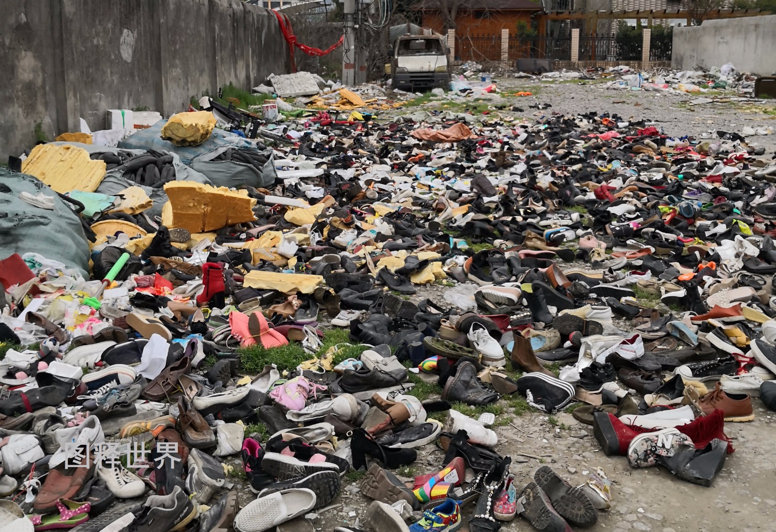 杭州城中村拆迁 废品旧鞋丢弃成堆 超大屏幕电视机随便捡