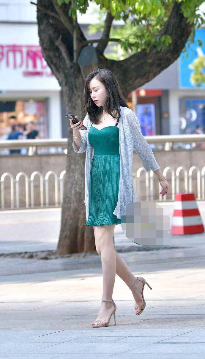 街拍:肤白貌美的美女,走心不尴尬,这样的穿衣风格你喜欢吗?
