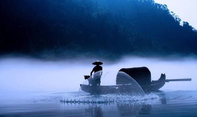 湖光秋月两相和,潭面无风镜未磨