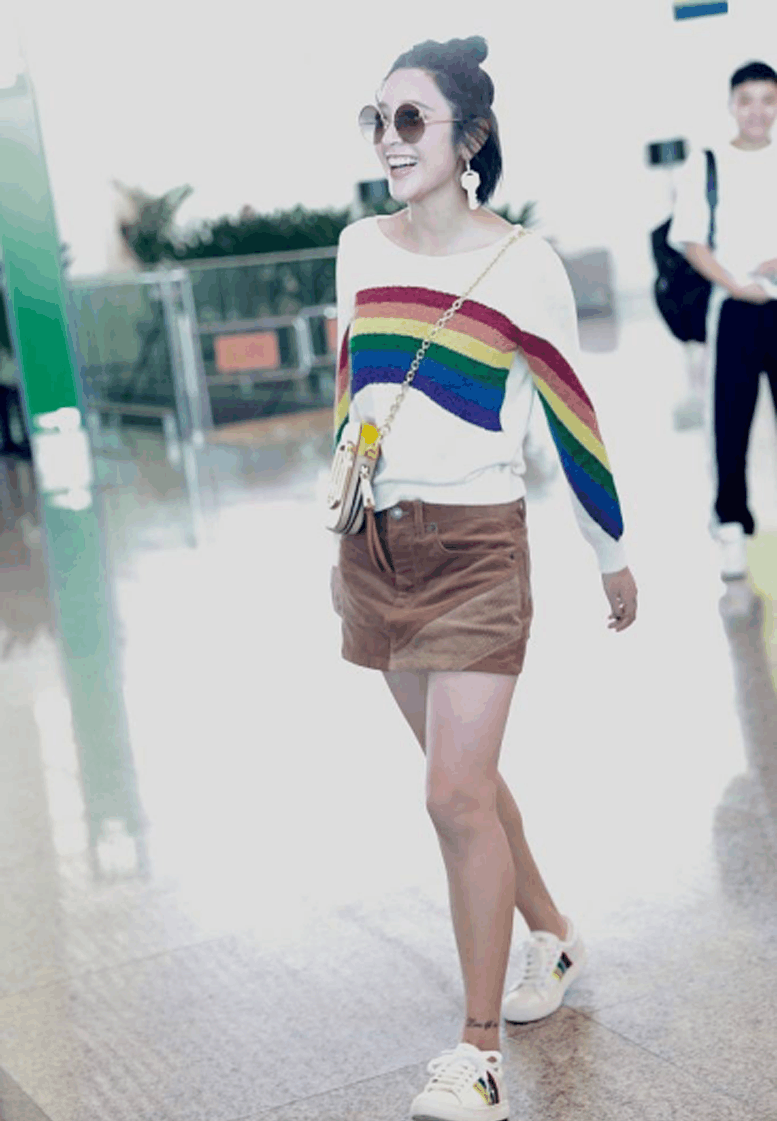 27岁唐艺昕机场未PS照片, 立刻暴露了她身材的