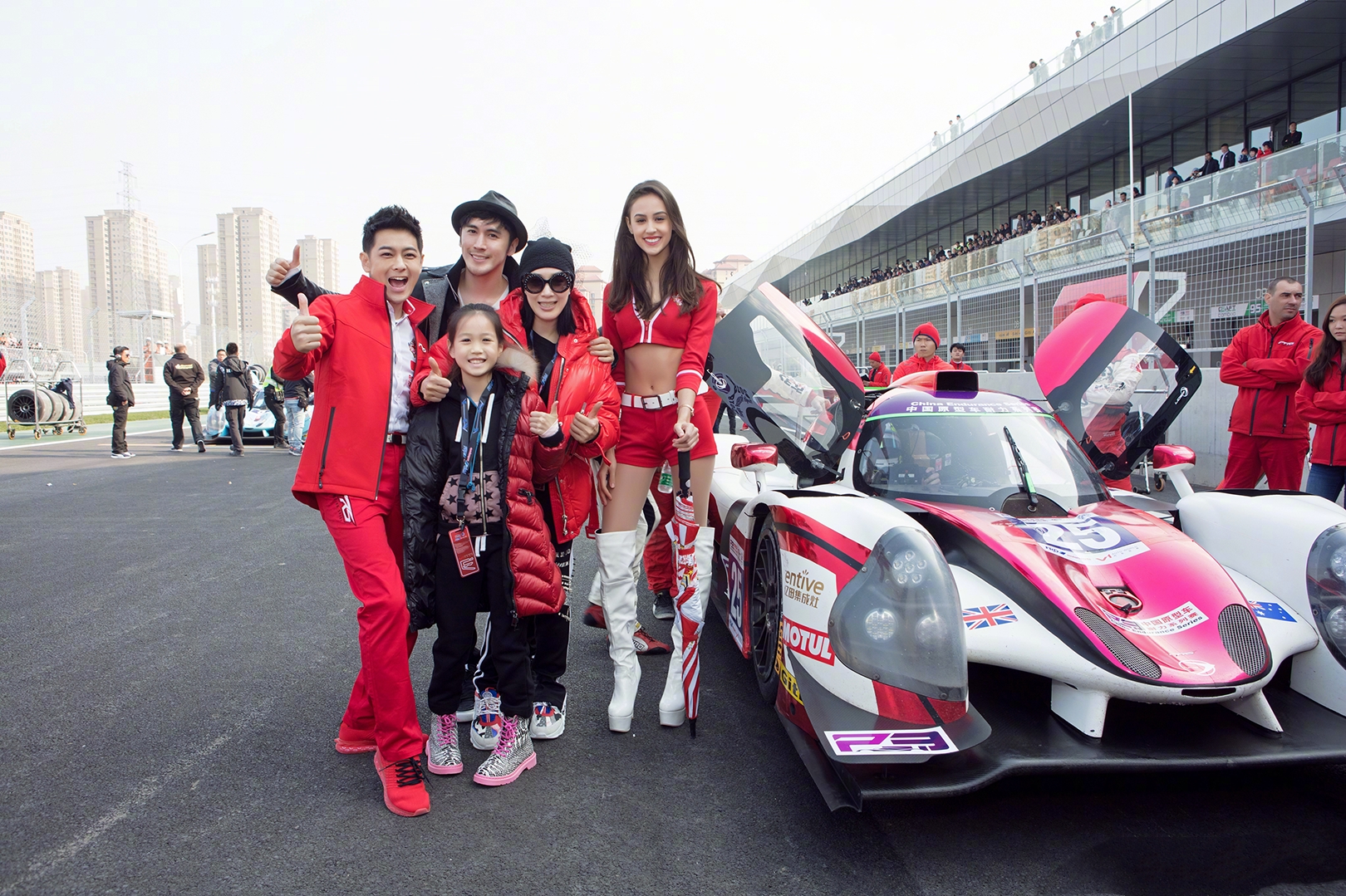林志颖携陈若仪一起见证赛车夺冠,还邀请钟丽缇一家人观看
