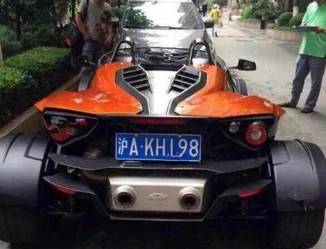 周立波的百万跑车, 停个车还得拆下方向盘随身带! 好尴尬!