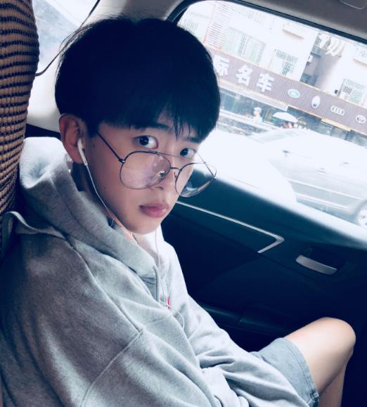 穿着白衬衣的费启鸣、刘宇宁还有王北车,你最