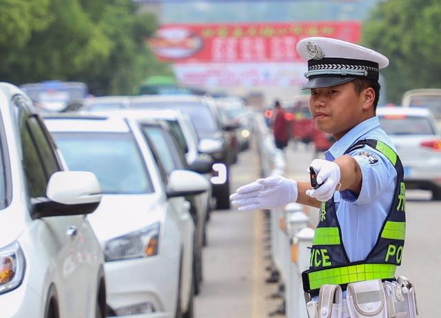黄灯最后一秒越线算不算闯红灯?交警说出了真
