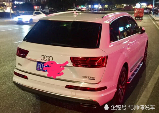 午夜街头偶遇奥迪Q5，看样子总觉得怪怪的，是有哪有不对吗？