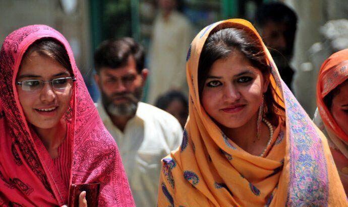 巴基斯坦乡村姑娘 四个女人愿意服侍一个男人 真是男人的天堂