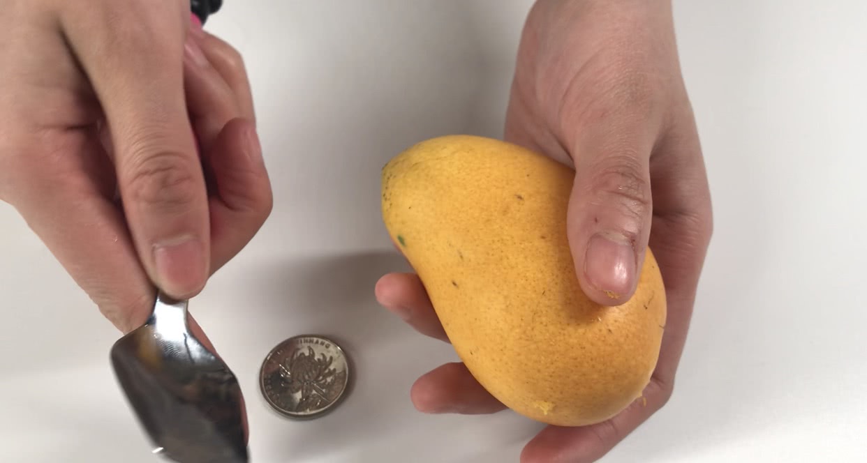 芒果好吃皮难剥,教你一招快速去皮,剥得干净还