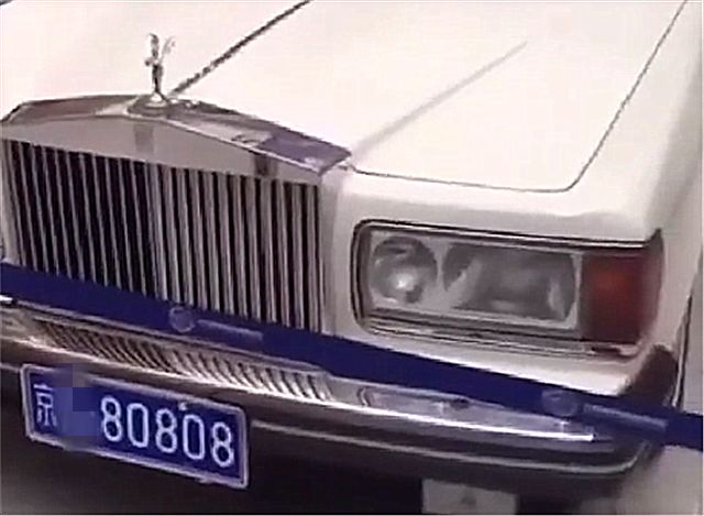 偶遇70年代劳斯莱斯,车标值10万,车牌京a牌,数字很霸气!