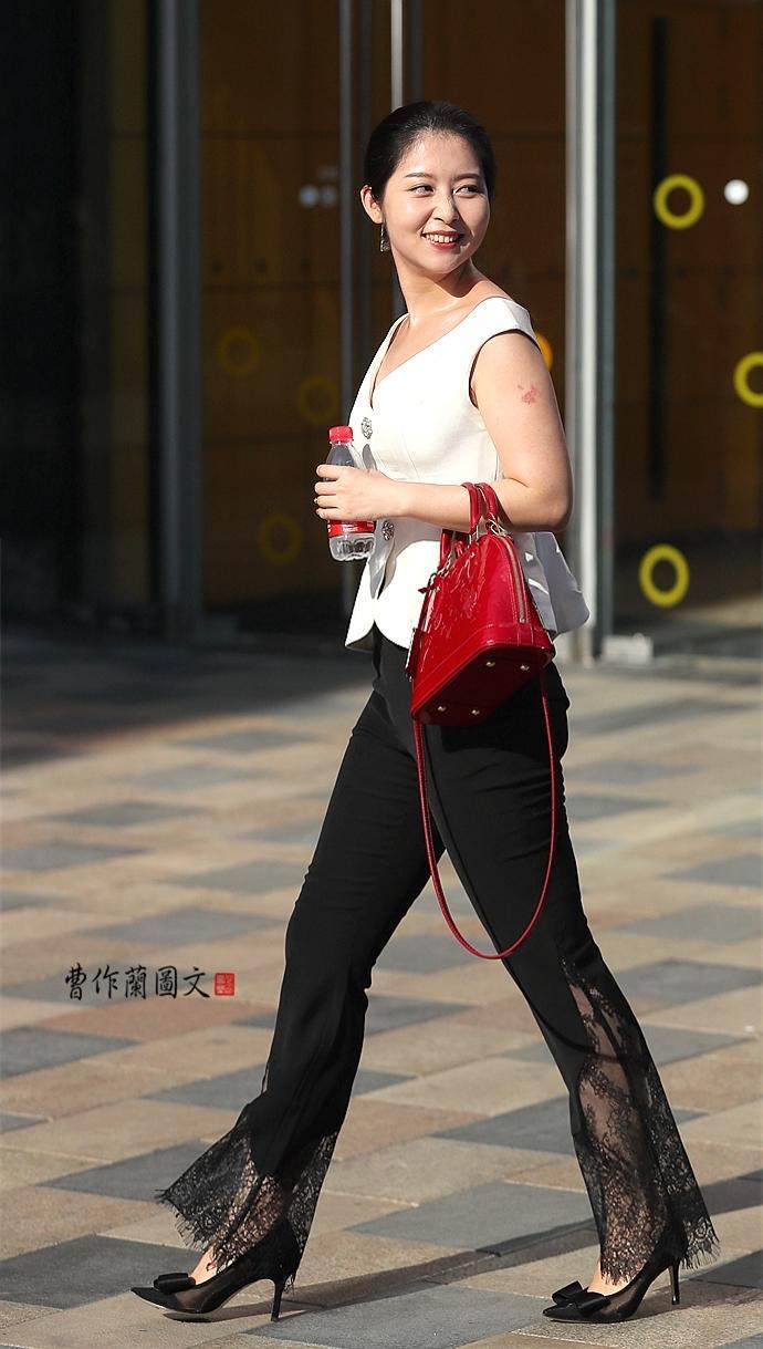 街拍:20个穿尖头细高跟鞋的美女,个个霸气