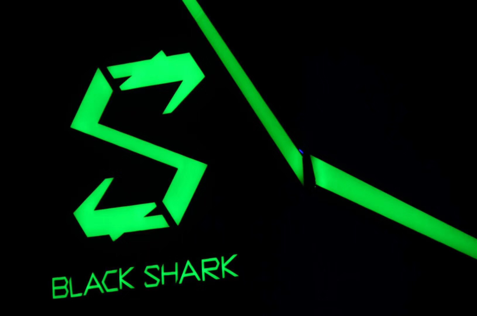 生为竞技,小米生态链公司黑鲨科技游戏手机即将发布.