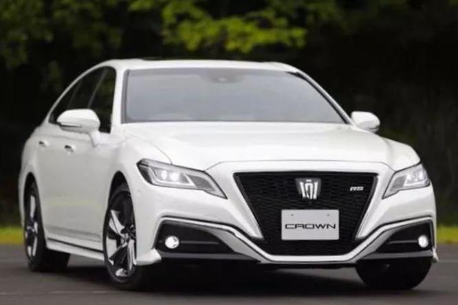 全新丰田皇冠要来了，大嘴设计内饰更年轻，然而还是被骂惨！